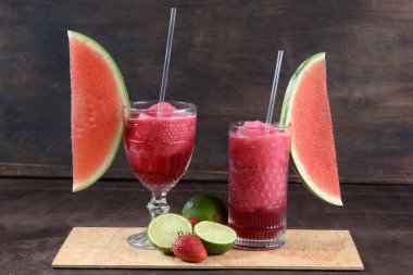 Karpuzlu alkollü içecek. Doğal meyve suyu ve ferahlatıcı sağlıklı detoks meyveli içecek.