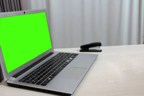 NOTEBOOK COMPUTER WITH TRANSPARENT SCREEN IN CHROMA KEY, IDEAL FOR EDITING, PLACING TEXT, PHOTO FOR CUTTING OUT