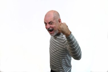 Beyaz sakallı beyefendiyi beyaz arka planda kutlayan kel bir adam.