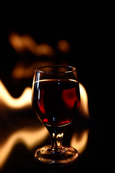 Skott Konjak Dryck Med Eld Bakgrunden Glas Rött Vin — Stockfoto