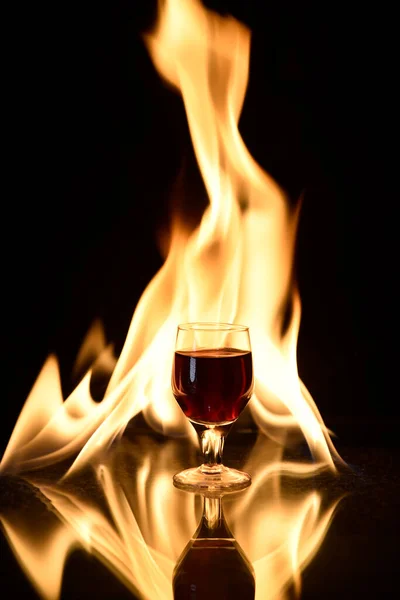 Shot Του Κονιάκ Ποτό Φωτιά Στο Παρασκήνιο Ποτήρι Κόκκινο Κρασί — Φωτογραφία Αρχείου