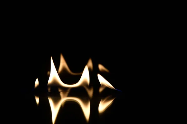 อตของเคร องด มคอนย บไฟในพ นหล งแก วของไวน แดง — ภาพถ่ายสต็อก