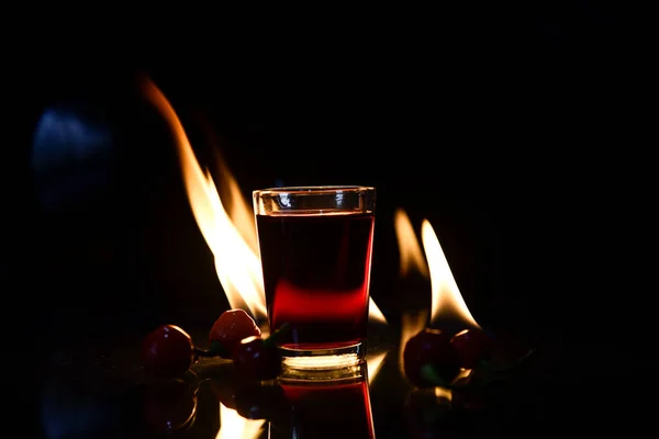 Skott Konjak Dryck Med Eld Bakgrunden Glas Rött Vin — Stockfoto