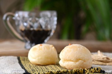 Geleneksel fırında peynirli ekmek. Tipik Brezilya peyniri. Kahveli rosto.