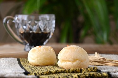 Geleneksel fırında peynirli ekmek. Tipik Brezilya peyniri. Kahveli rosto.