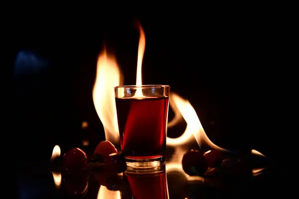 Schuss Cognac Drink Mit Feuer Hintergrund Glas Rotwein — Stockfoto
