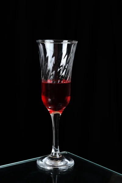 Glazen Beker Met Rode Drank Geïsoleerd Zwarte Achtergrond — Stockfoto