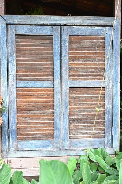Rustikale Holzfenster Mit Blumenarrangements Party Dekoration Blumenstrauß Natürliche Garten Dekorierte — Stockfoto