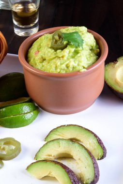 Meksika yemeği takoları, kızarmış tavuk, yeşillikler, mango, avokado, biber, kırmızı lahana ve tortilla karışımı