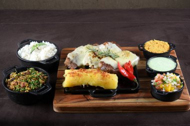 Gurme Izgara Restoran Biftek Menüsü - New York Biftek Barbeküsü Tahta Arka planda. Siyah Angus Bifteği. Biftek Biftek Yemeği