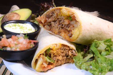 Meksika yemeği takoları, kızarmış tavuk, yeşillikler, mango, avokado, biber, kırmızı lahana ve tortilla karışımı