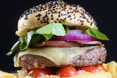 Ev yapımı mantarlı köfteler, mikro yeşiller, kırmızı soğan, kızarmış yumurta ve pancar sosu ahşap kesim tahtasında. Yan görüş, fast food yakın çekim.