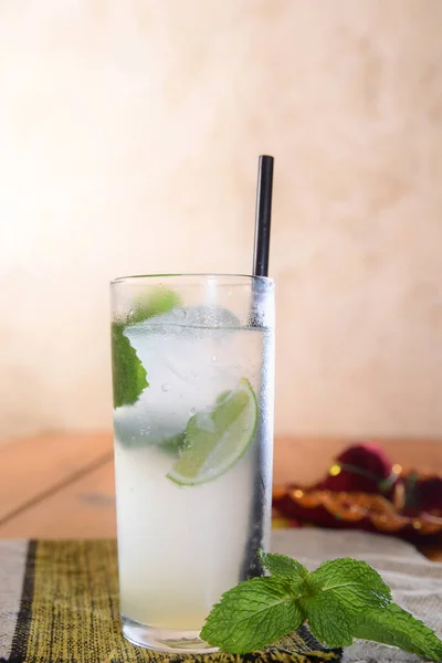 Verfrissende Zomer Mojito Cocktail Met Ijs Munt Tropische Limonade Grapefruit — Stockfoto