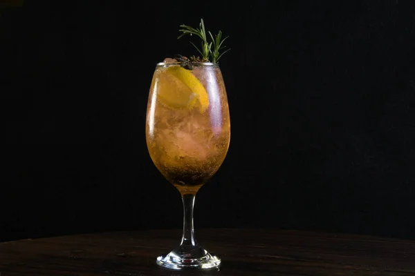 Erfrischender Sommerlicher Mojito Cocktail Mit Eis Und Minze Tropische Limonade — Stockfoto