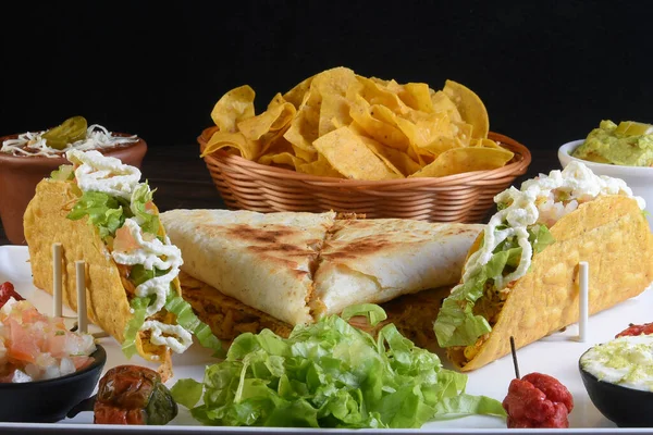 Mexikói Étel Taco Sült Csirke Zöldség Mangó Avokádó Bors Vörös — Stock Fotó