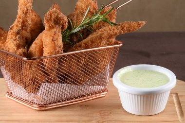 Unlu kızarmış balık parçaları.