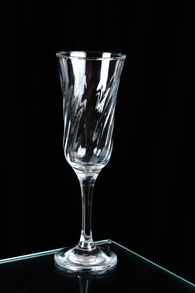 Transparant Glas Kristallen Beker Leeg Glas Geïsoleerd Zwarte Achtergrond — Stockfoto
