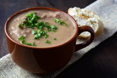 Caldo de Feijo adında nefis bir Brezilya mutfağı. Fasulyeli pastırma ve sosisli fasulye fiijoada.