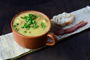 Caldo de Feijo adında nefis bir Brezilya mutfağı. Fasulyeli pastırma ve sosisli fasulye fiijoada.