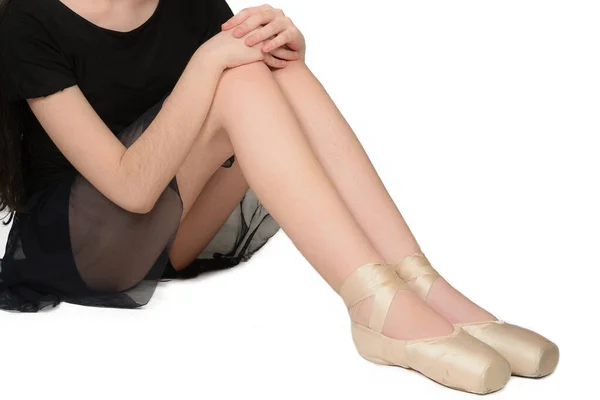 芭蕾舞女的腿穿着尖皮鞋 背景是白色的 经典和现代芭蕾概念与复制空间 作物全景运动芭蕾舞演员舞姿腿与芭蕾尖交叉 — 图库照片