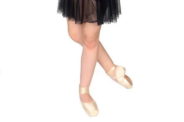 芭蕾舞女的腿穿着尖皮鞋 背景是白色的 经典和现代芭蕾概念与复制空间 作物全景运动芭蕾舞演员舞姿腿与芭蕾尖交叉 — 图库照片