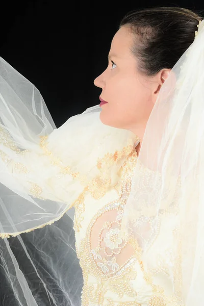 金发女郎 身穿白色婚纱 女裁缝手工绣黑白照片 背景为黑色 — 图库照片