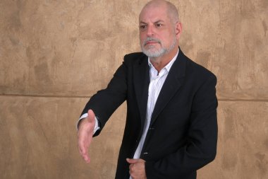 İş yerinde iş projesini düşünen düşünceli orta yaşlı işadamının portresi, dalgın yüz ifadesi olan genç iş adamı hayal kuruyor, yakın plan çekiyor.