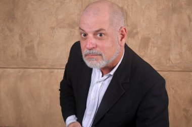 İş yerinde iş projesini düşünen düşünceli orta yaşlı işadamının portresi, dalgın yüz ifadesi olan genç iş adamı hayal kuruyor, yakın plan çekiyor.