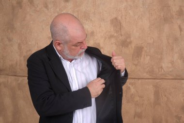 İş yerinde iş projesini düşünen düşünceli orta yaşlı işadamının portresi, dalgın yüz ifadesi olan genç iş adamı hayal kuruyor, yakın plan çekiyor.