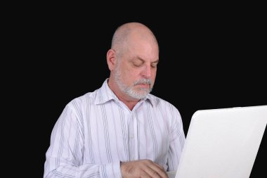 İş yerinde iş projesini düşünen düşünceli orta yaşlı işadamının portresi, dalgın yüz ifadesi olan genç iş adamı hayal kuruyor, yakın plan çekiyor.