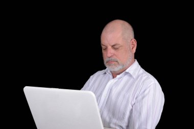 İş yerinde iş projesini düşünen düşünceli orta yaşlı işadamının portresi, dalgın yüz ifadesi olan genç iş adamı hayal kuruyor, yakın plan çekiyor.