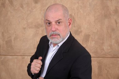 İş yerinde iş projesini düşünen düşünceli orta yaşlı işadamının portresi, dalgın yüz ifadesi olan genç iş adamı hayal kuruyor, yakın plan çekiyor.