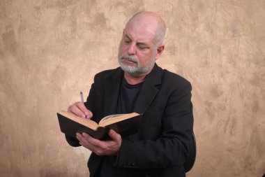 Kıdemli sosyal işler yakışıklı sıradan mutlu adam gülümsüyor. Orta yaşlı bir yetişkin portresi, daha yaşlı, mutlu, gülümseyen, olgun, gri saçlı bir adam.