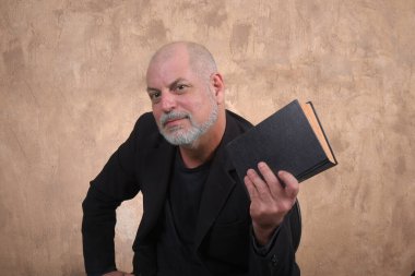 Kıdemli sosyal işler yakışıklı sıradan mutlu adam gülümsüyor. Orta yaşlı bir yetişkin portresi, daha yaşlı, mutlu, gülümseyen, olgun, gri saçlı bir adam.