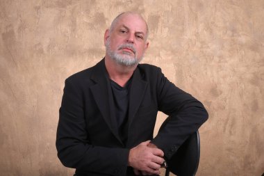 Kıdemli sosyal işler yakışıklı sıradan mutlu adam gülümsüyor. Orta yaşlı bir yetişkin portresi, daha yaşlı, mutlu, gülümseyen, olgun, gri saçlı bir adam.