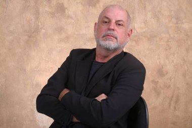 Kıdemli sosyal işler yakışıklı sıradan mutlu adam gülümsüyor. Orta yaşlı bir yetişkin portresi, daha yaşlı, mutlu, gülümseyen, olgun, gri saçlı bir adam.