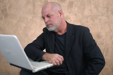 Kıdemli sosyal işler yakışıklı sıradan mutlu adam gülümsüyor. Orta yaşlı bir yetişkin portresi, daha yaşlı, mutlu, gülümseyen, olgun, gri saçlı bir adam.