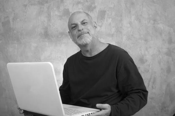 Счастливый Красивый Пожилой Мужчина Пользующийся Компьютером Улыбающийся Портрет Взрослого Мужчины — стоковое фото