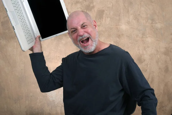 Mutlu Yakışıklı Sıradan Bir Adam Bilgisayar Kullanıyor Gülümsüyor Orta Yaşlı — Stok fotoğraf