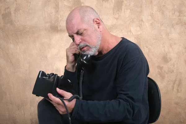 Счастливый Красивый Пожилой Мужчина Пользующийся Телефоном Улыбающийся Портрет Взрослого Мужчины — стоковое фото