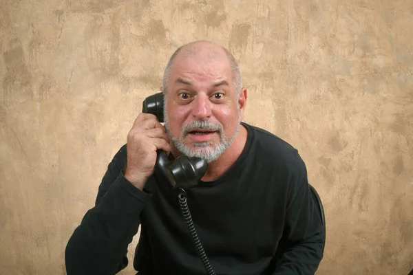 Mutlu Yakışıklı Sıradan Bir Adam Telefonu Kullanıyor Gülümsüyor Orta Yaşlı — Stok fotoğraf