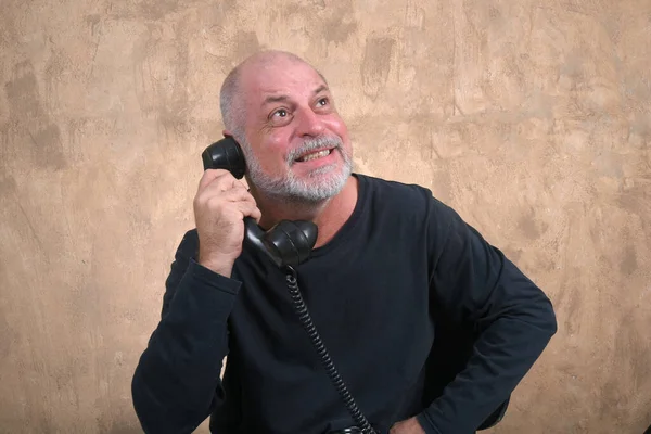 Joyeux Beau Vieillard Occasionnel Utilisant Téléphone Souriant Portrait Adulte Âge — Photo