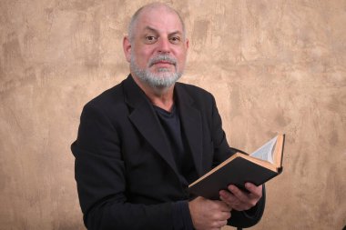 İş yerinde iş projesini düşünen düşünceli orta yaşlı işadamının portresi, dalgın yüz ifadesi olan genç iş adamı hayal kuruyor, yakın plan çekiyor.