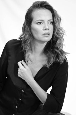 Genç, güzel bir kadın model ruj, temiz saç, oje ve oje.