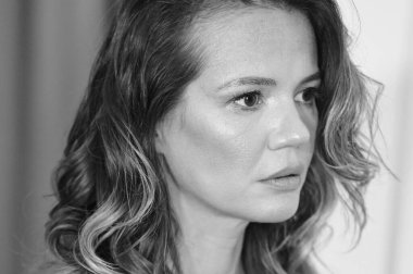 Güzel bir kadının portresi. Makyaj malzemesi, ruj, temiz saç, güzellik uzmanı tırnak cilası.