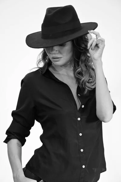 Model Şapkalı Güzel Bir Kadın Ruj Temiz Saç Güzellik Uzmanı — Stok fotoğraf