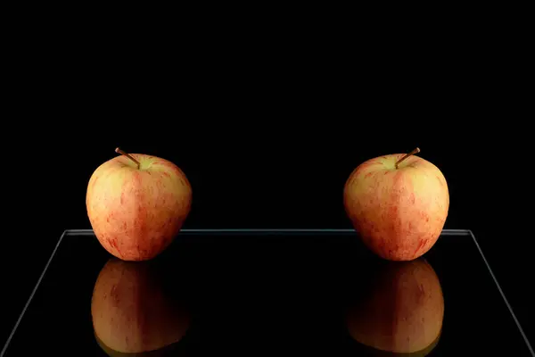Два Вкусных Яблока Стеклянном Столе Отражением Изолированных Черном Фоне Области — стоковое фото