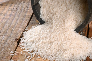Beyaz pirinç doğal uzun pirinç tahılı ahşap kasede doku arkaplanı kullanın
