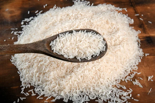Beyaz Pirinç Tahta Kaşıkta Uzun Pirinç Taneleri Doku Arkaplanı Kullan — Stok fotoğraf