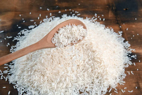 Beyaz Pirinç Tahta Kaşıkta Uzun Pirinç Taneleri Doku Arkaplanı Kullan — Stok fotoğraf